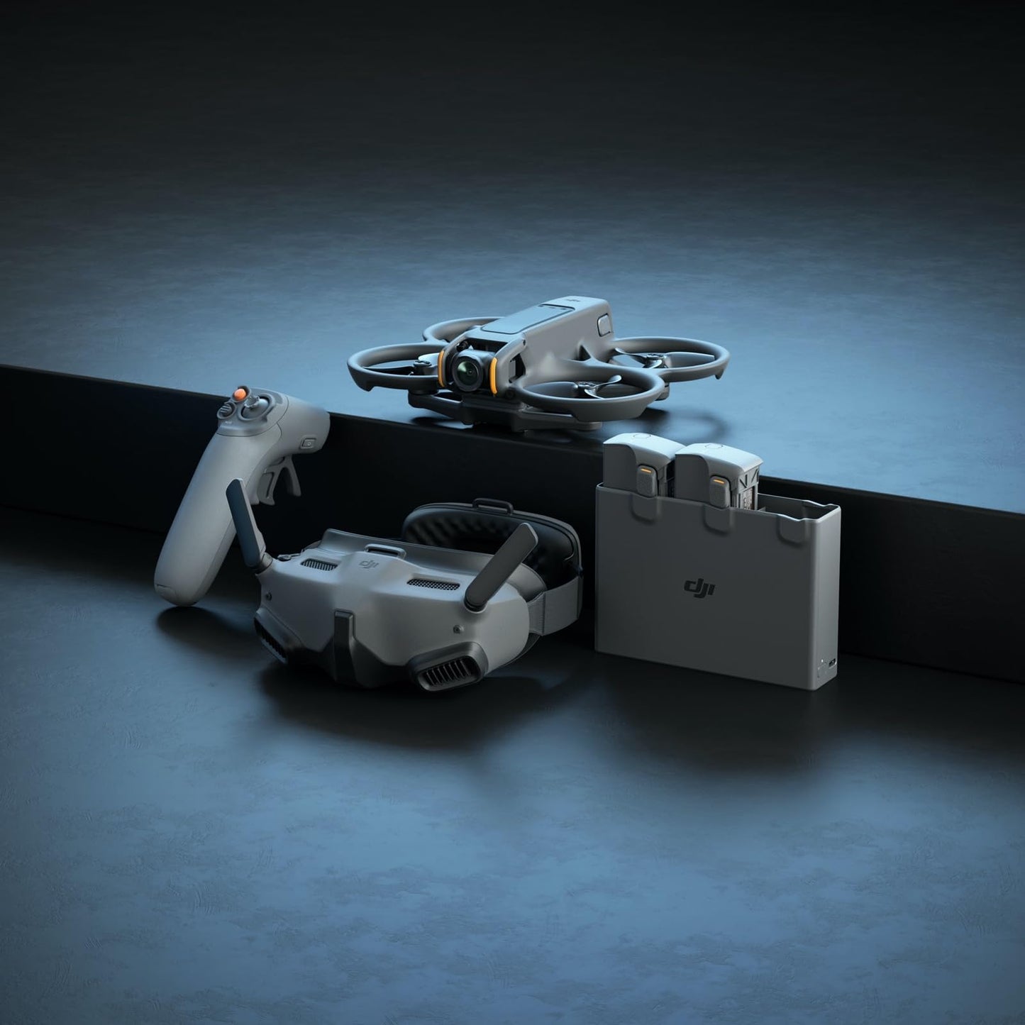 DJI Avata 2 Fly Smart Combo (una batteria), drone FPV con fotocamera 4K, esperienza immersiva, paraeliche integrati, FOV da 155°, drone con fotocamera con Goggles N3 e RC Motion 3