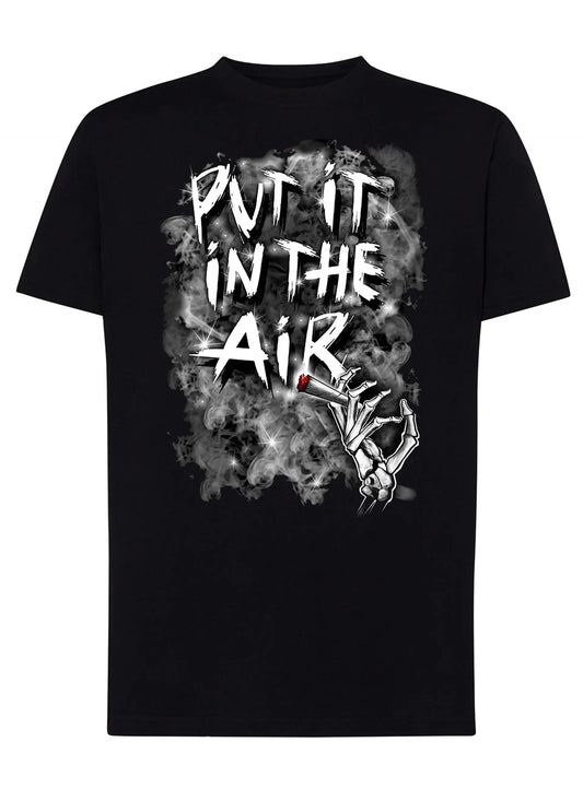 T-shirt urban uomo nera in cotone con scritta Put it in the Air, fumo e mano scheletrica stile streetwear.
