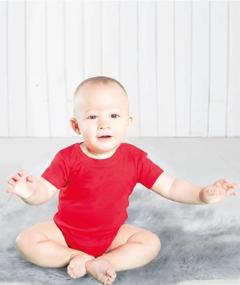 Body da neonato streetwear rosso, maniche corte, cotone, stile urban su fondo chiaro