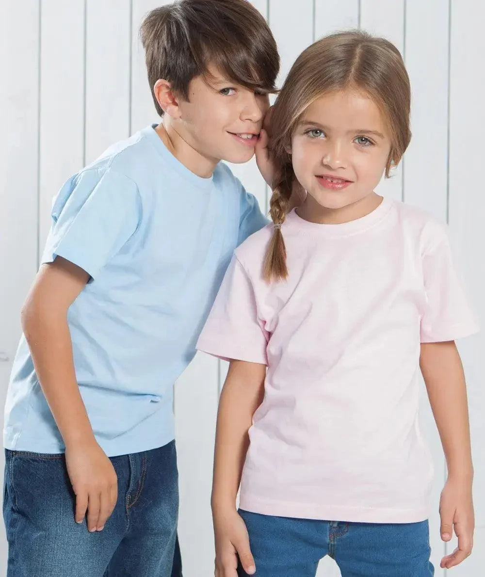 Bambini streetwear, t-shirt in cotone rosa e celeste, jeans denim, look urban casual