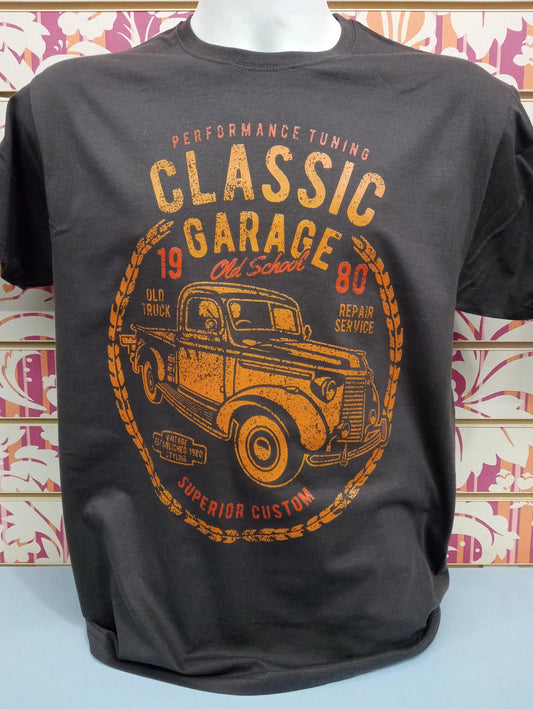 T-shirt uomo streetwear nera con stampa arancione di auto d’epoca e scritte vintage urban