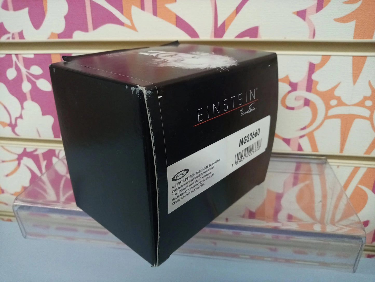 Scatola nera per tazza mug street style Einstein, confezione moderna su sfondo colorato urban