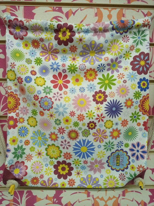 Zaino a sacca streetwear in tessuto, fantasia floreale multicolor, stile urban vivace.