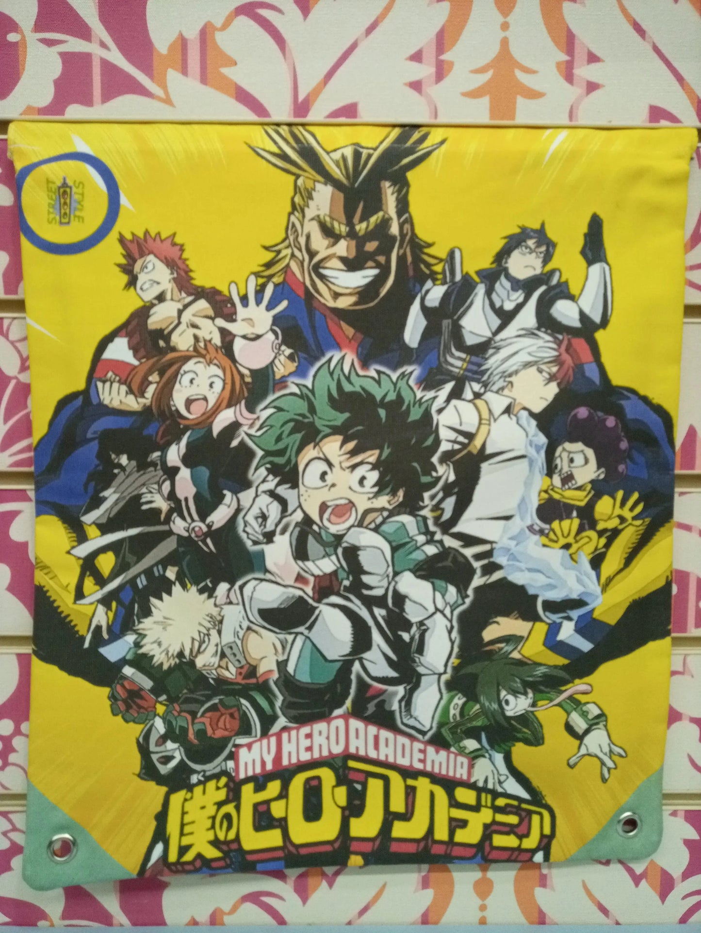 Zaino a sacca streetwear giallo con personaggi anime My Hero Academia, tessuto liscio, stile urban.