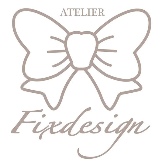Logo con fiocco stilizzato beige e scritta Fixdesign Atelier su sfondo bianco, stile elegante.