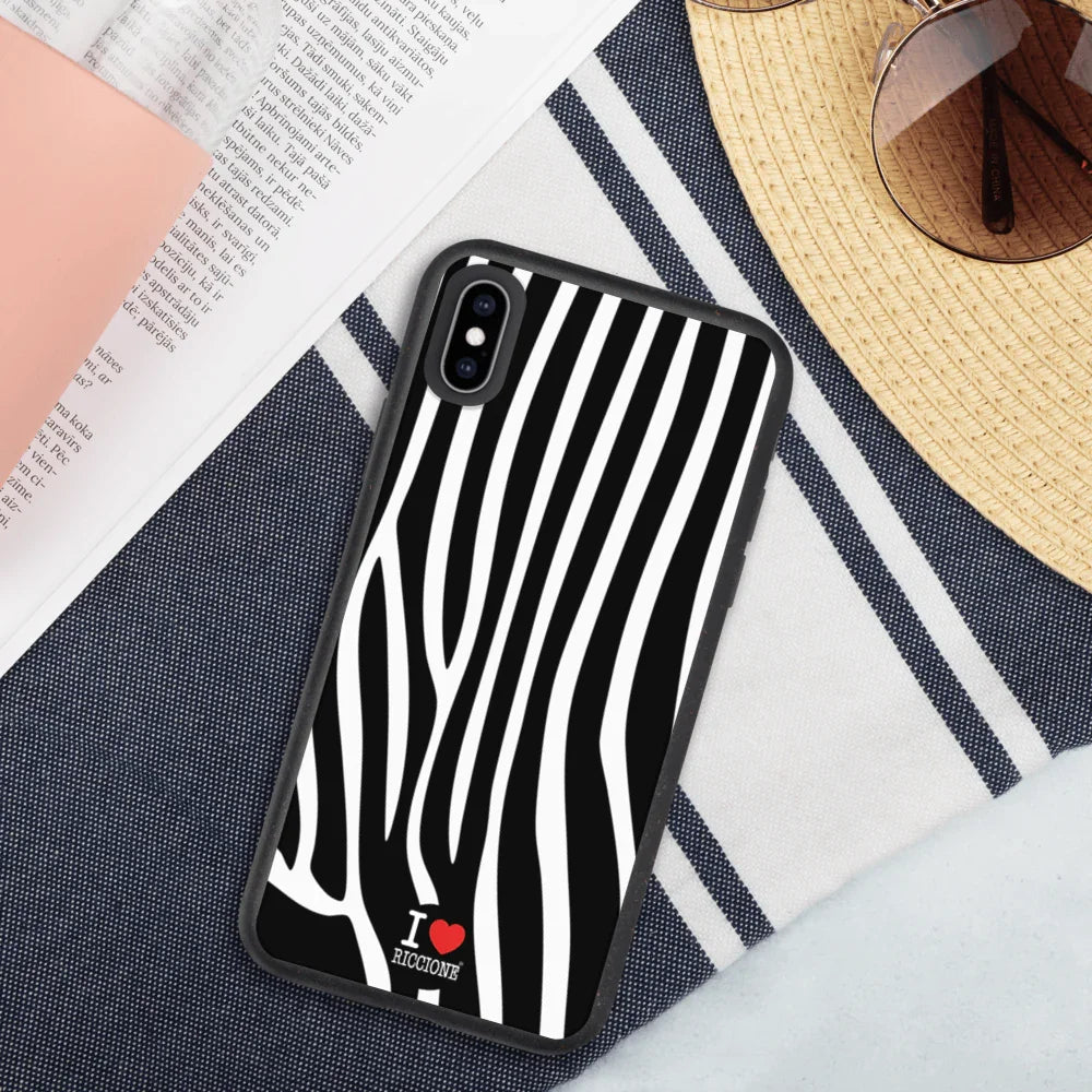 Cover biodegradabile per smartphone stile streetwear con motivo zebrato bianco e nero, scritta 'I love Riccione'.