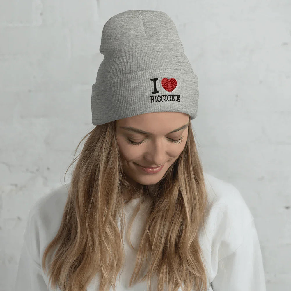 Beanie grigio streetwear in maglia con scritta ricamata I love Riccione, stile urban.