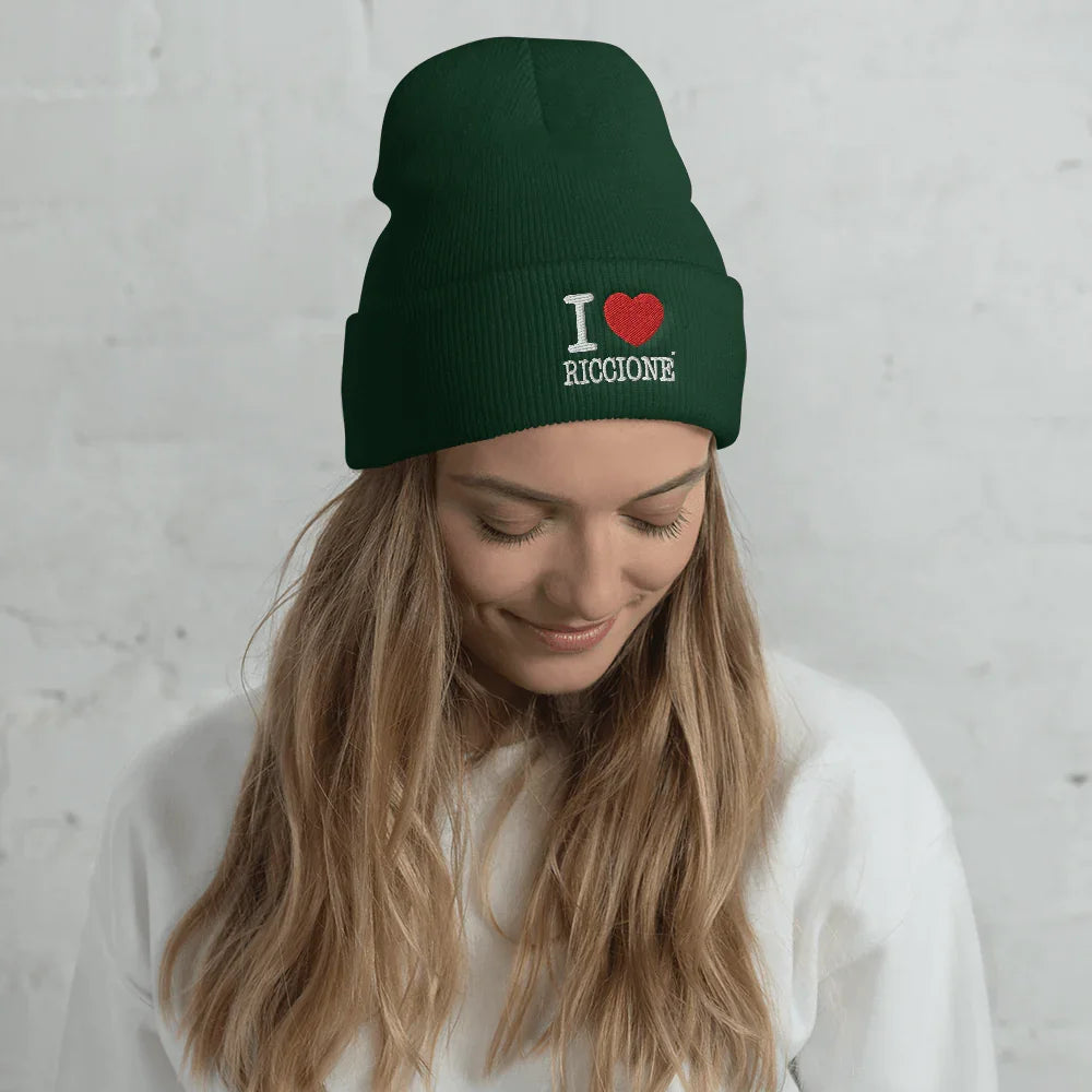 Beanie streetwear verde con scritta 'I love Riccione', ricamo bianco e rosso, stile urban.