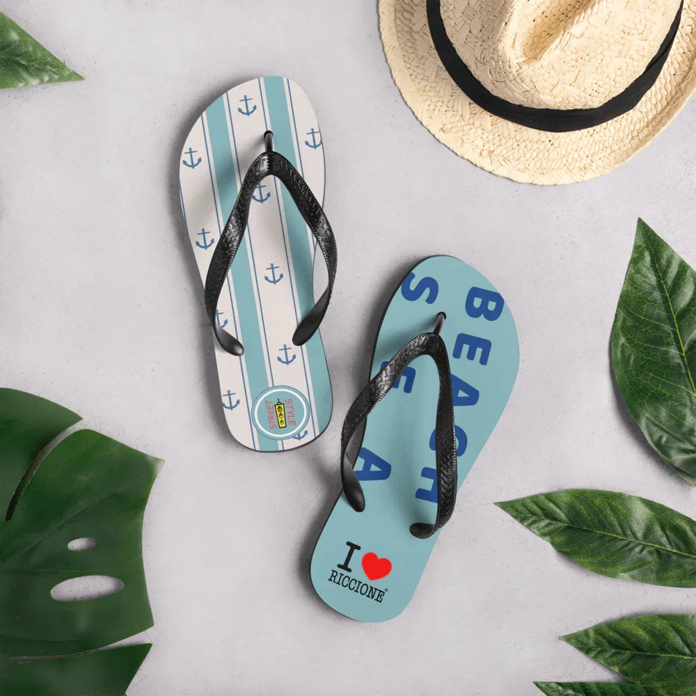 Infradito streetwear urban in gomma, colori azzurro e bianco, motivi àncora e scritte, stile estivo.