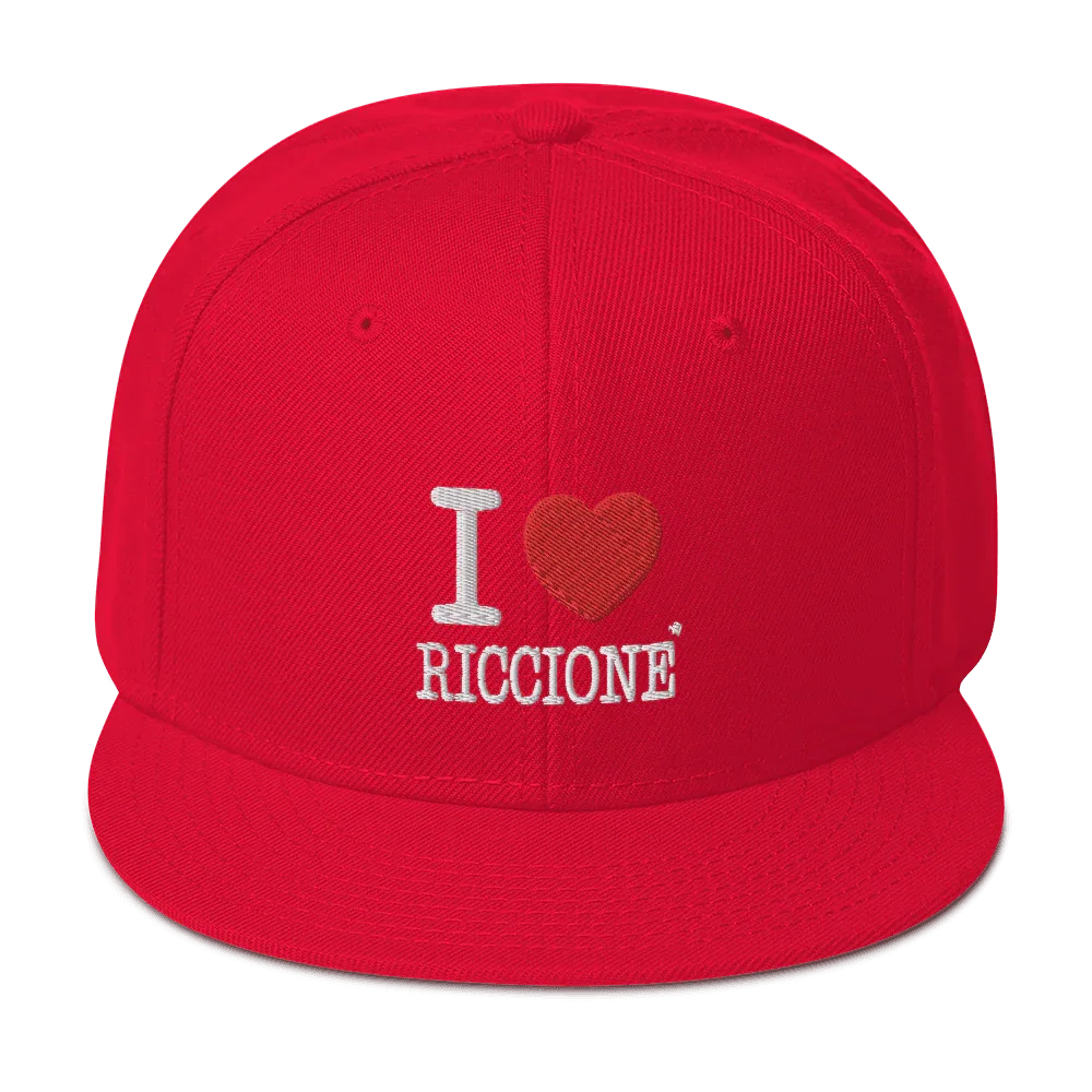 Cappellino streetwear snapback rosso con scritta 'I love Riccione' ricamata in bianco e rosso, stile urban.