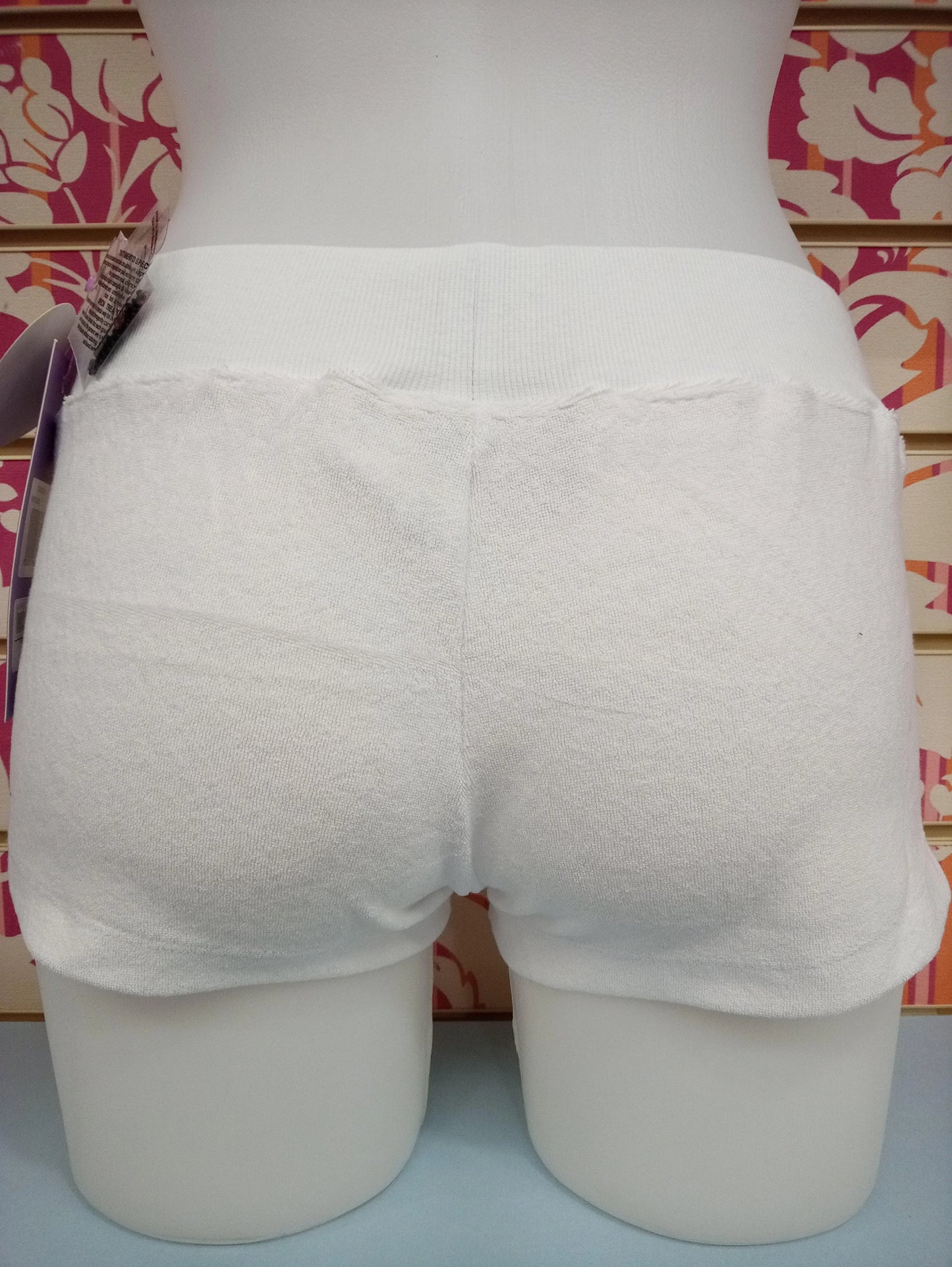 Pantaloncino donna bianco in cotone, stile streetwear urban, fondo sfrangiato.