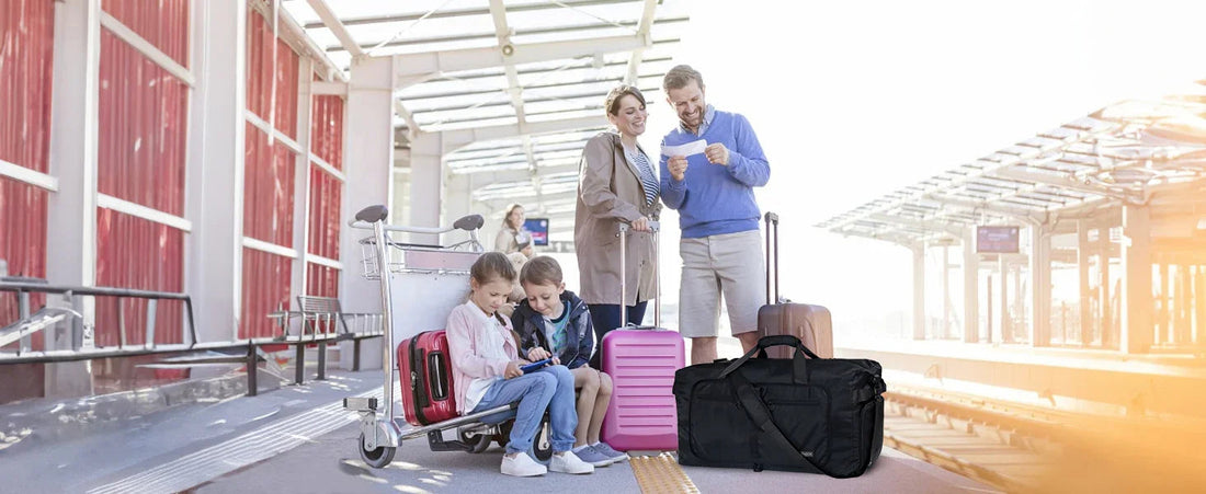 Famiglia in abbigliamento urban streetwear con valigie rosa e borsone nero in tessuto, alla stazione