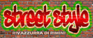 Logo streetwear urban 'street style' rosso con bordo verde graffiti su muro di mattoni, scritta bianca Rivazzurra di Rimini.