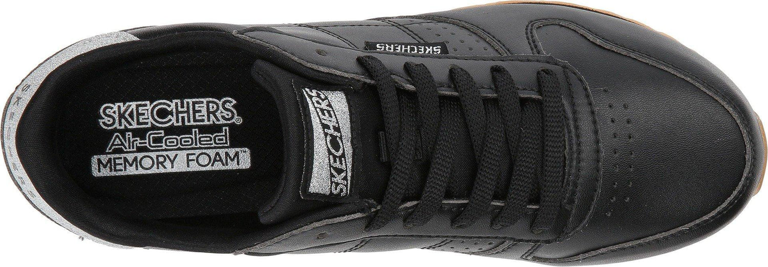 Sneaker streetwear nera in pelle con lacci neri e soletta memory foam, stile urban moderno