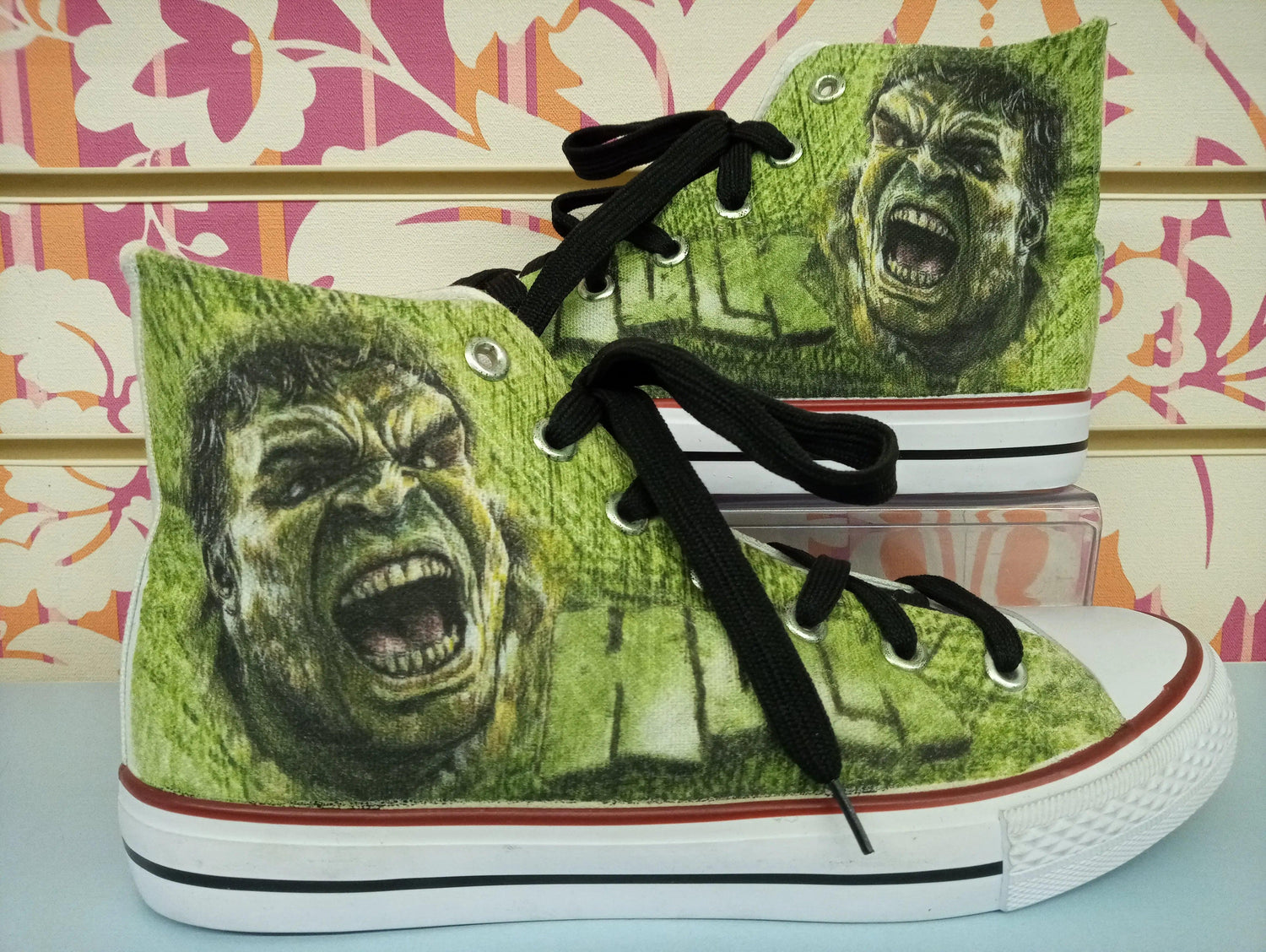 Sneakers streetwear in tela verde con stampa Hulk, suola bianca, lacci neri, stile urban