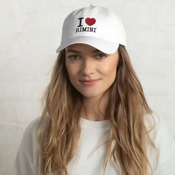 Donna con cappellino bianco streetwear in cotone con scritta I love Rimini, stile urban