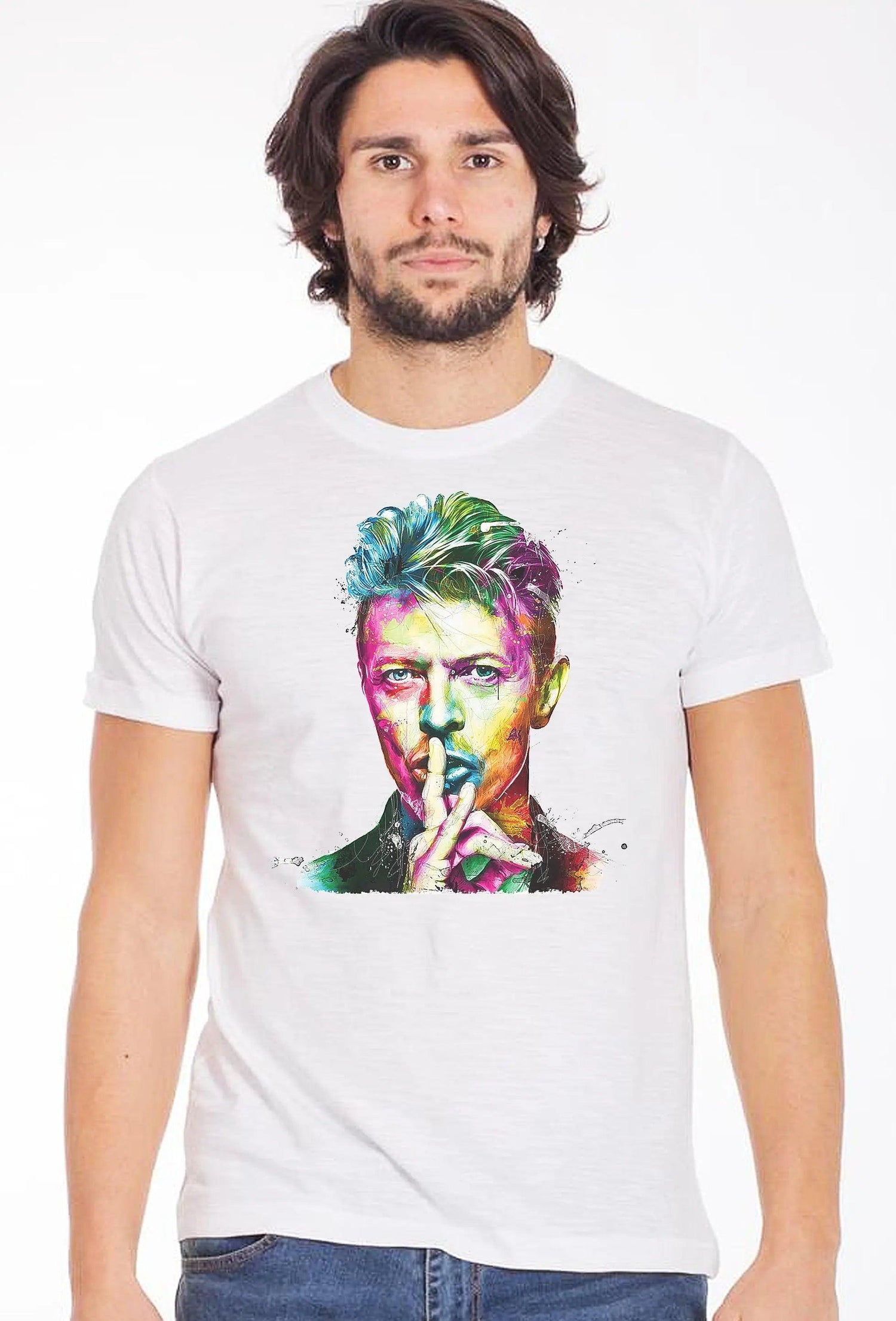 Maglietta streetwear bianca in cotone con stampa colorata pop art di un uomo famoso, stile urban.