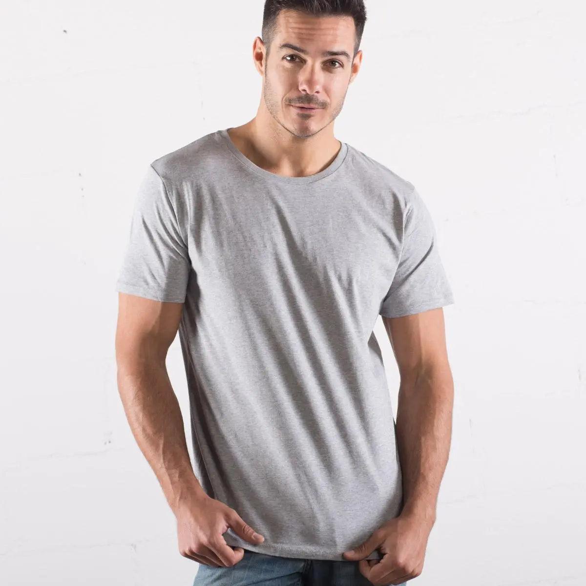 Modello con t-shirt streetwear uomo grigia in cotone biologico, stile urban minimalista