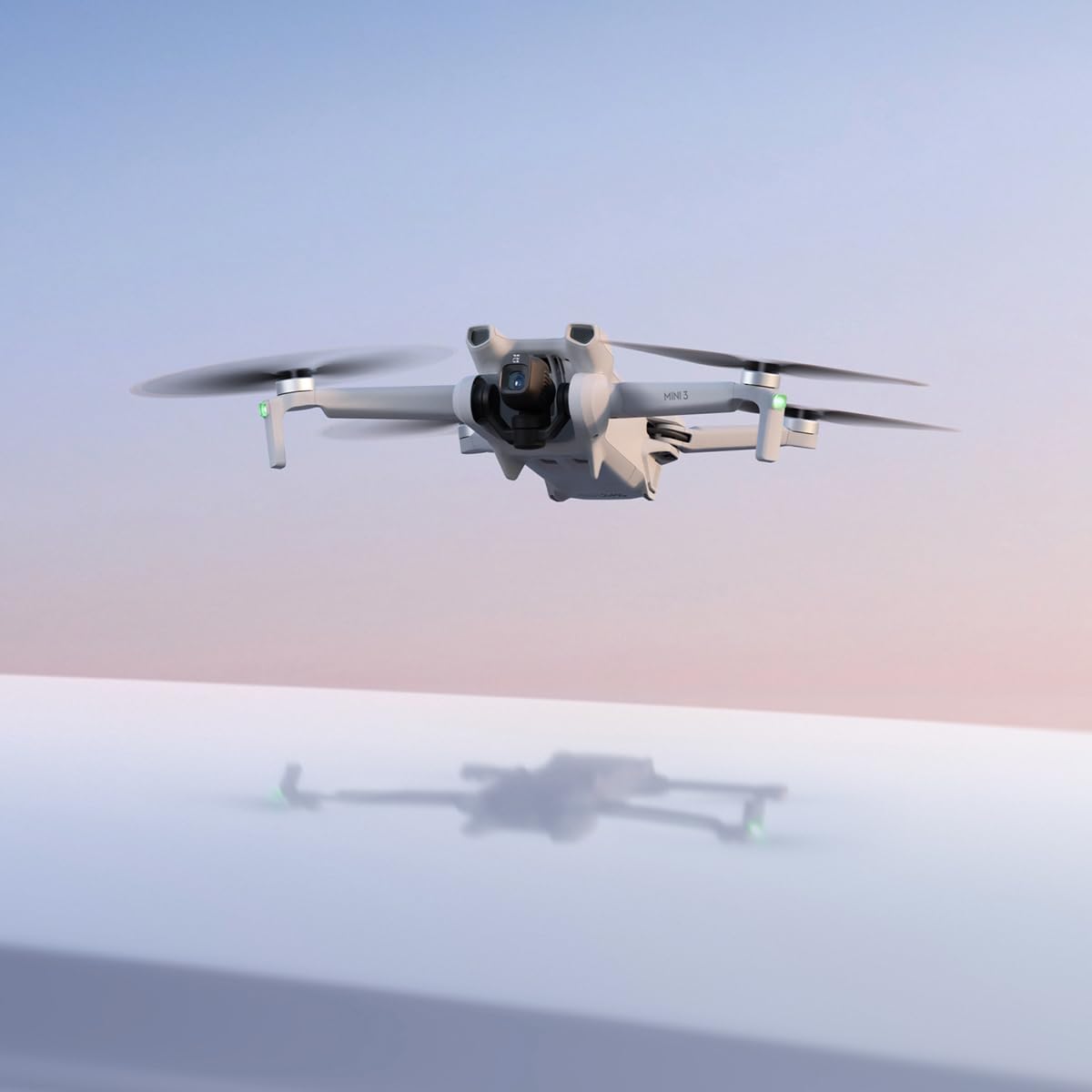 DJI Mini 3 (con DJI RC) – Mini drone con fotocamera leggero, con stabilizzatore a 3 assi, video in 4K HDR, autonomia 38 minuti, trasmissione video fino a 10 km, riprese verticali, return integrato