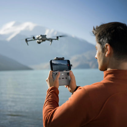 DJI Air 3S Combo Fly More (RC 2 con schermo), drone con fotocamera grandangolare CMOS 1" e teleobiettivo medio per adulti, 4K/60fps, rilevamento omnidirezionale e 3 batterie per volare più a lungo