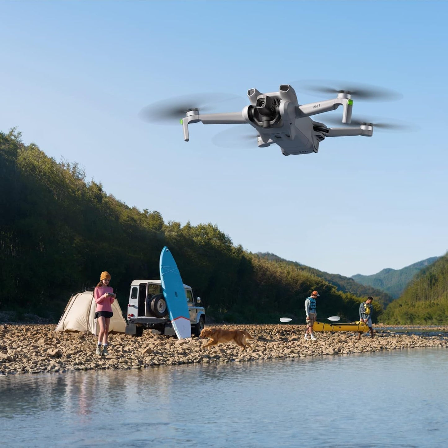 DJI Mini 3 (con DJI RC) – Mini drone con fotocamera leggero, con stabilizzatore a 3 assi, video in 4K HDR, autonomia 38 minuti, trasmissione video fino a 10 km, riprese verticali, return integrato