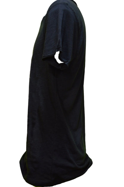 Maglietta nera streetwear in cotone, stile urban, maniche corte, vista laterale.