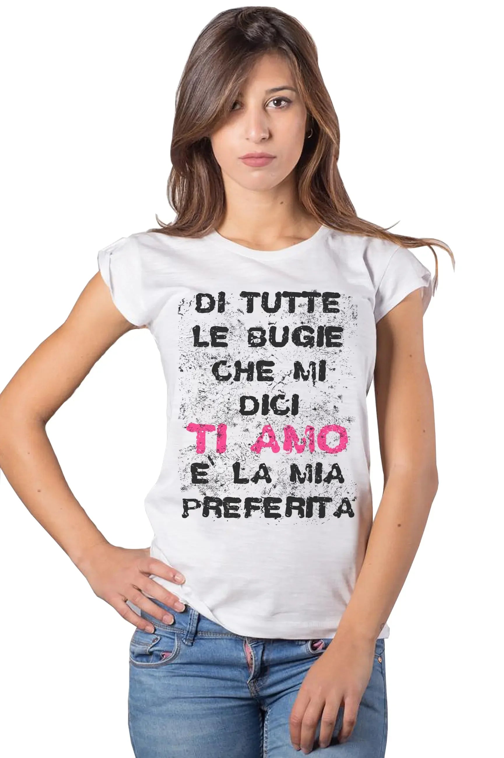 Donna con t-shirt bianca streetwear in cotone, scritta urban nera e rosa, stile casual