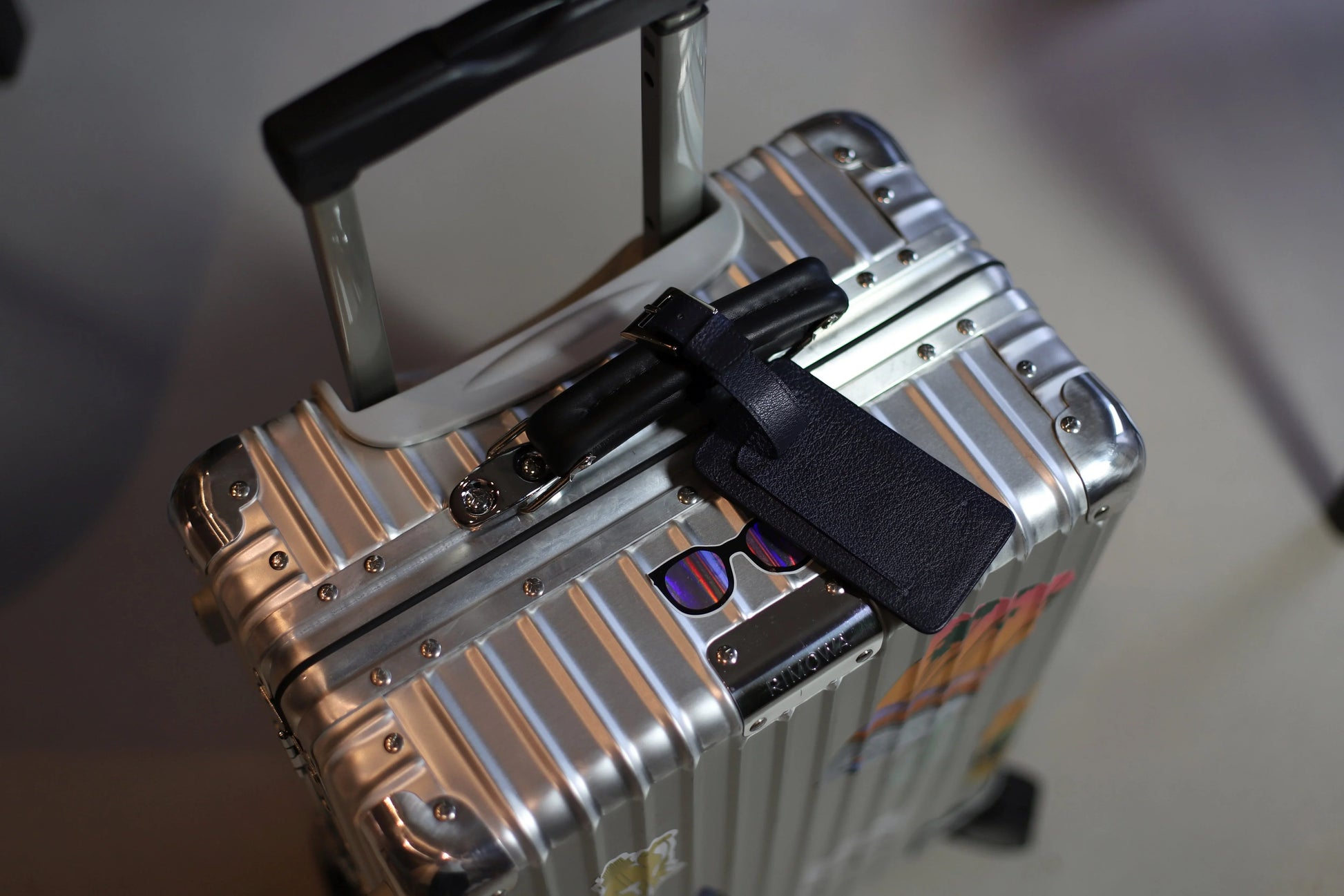 K0006DB | Luggage tag in genuine full grain leather with light grain. Blue colour. Adjustable strap. Dimensions: 12 x 6.5 x 1 cm - Packaging: Rigid bottom/lid gift box - STREET STYLE