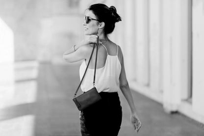 K0013AB | Women's shoulder bag in genuine full-grain leather, with light grain. Removable shoulder strap. Polished Nickel Accessories. Black colour. Dimensions: 20 x 10.5 x 2 cm. Packaging: TNT bag - STREET STYLE