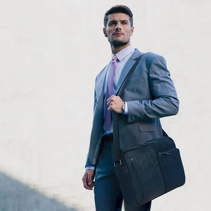 K0022AB | Messenger in Canvas/Vera Pelle, pieno fiore, volanata - Colore Nero. Accessori Nickel Anticato, Chiusura superiore con lampo. Dimensioni: cm 35 x 26 x 10. Confezione: Sacchetto Tnt - STREET STYLE