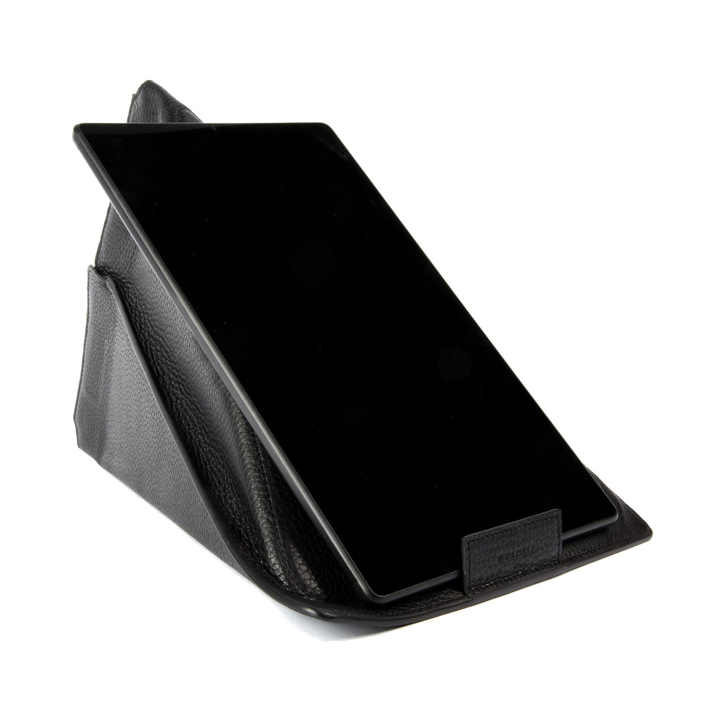 K0031AB | Custodia/Supporto per Tablet Modulare in Vera Pelle, pieno fiore, grana dollaro. Colore Nero. Chiusura con magneti. Dimensioni: cm 22 x 31. Confezione: Sacchetto Tnt - STREET STYLE