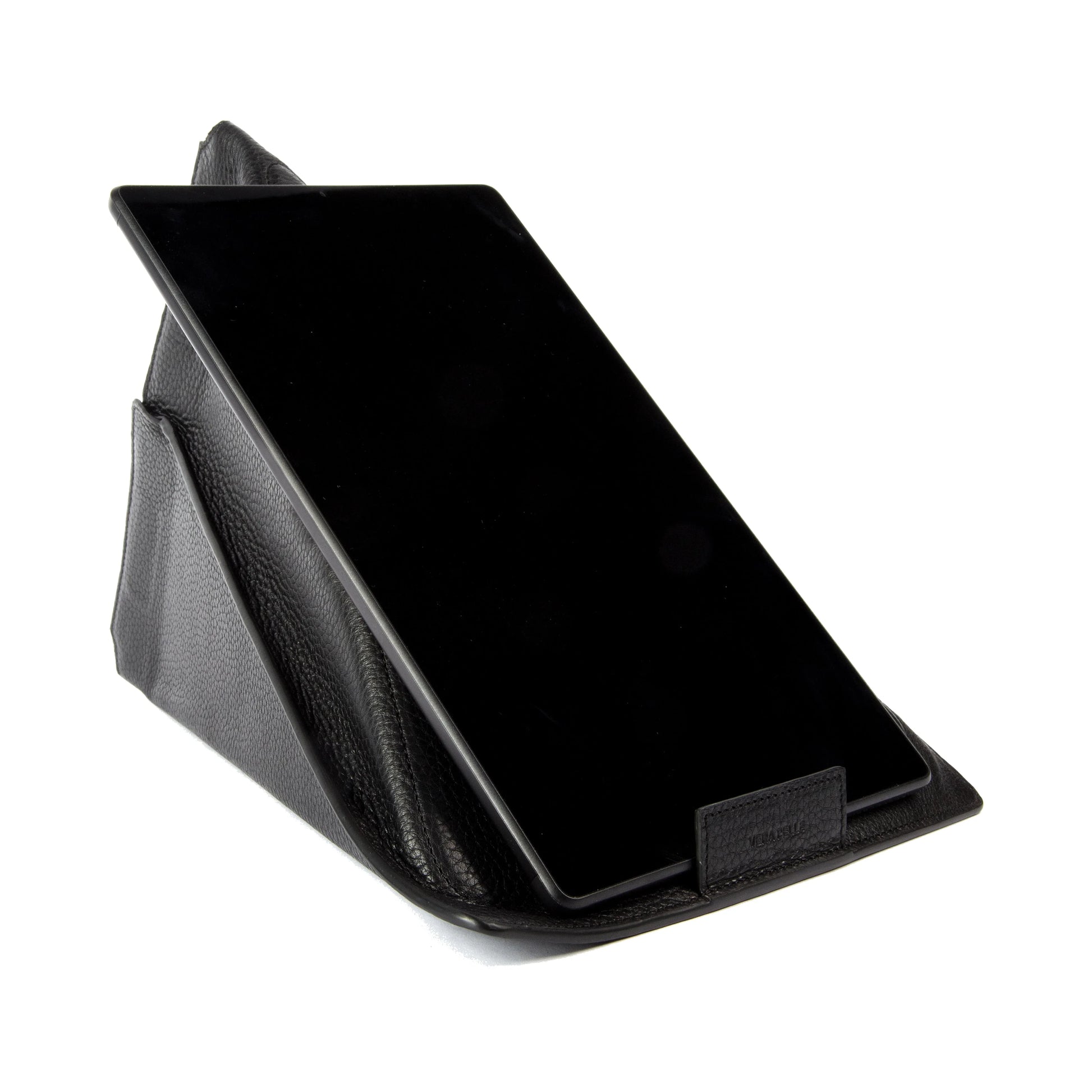 K0031AB | Custodia/Supporto per Tablet Modulare in Vera Pelle, pieno fiore, grana dollaro. Colore Nero. Chiusura con magneti. Dimensioni: cm 22 x 31. Confezione: Sacchetto Tnt - STREET STYLE