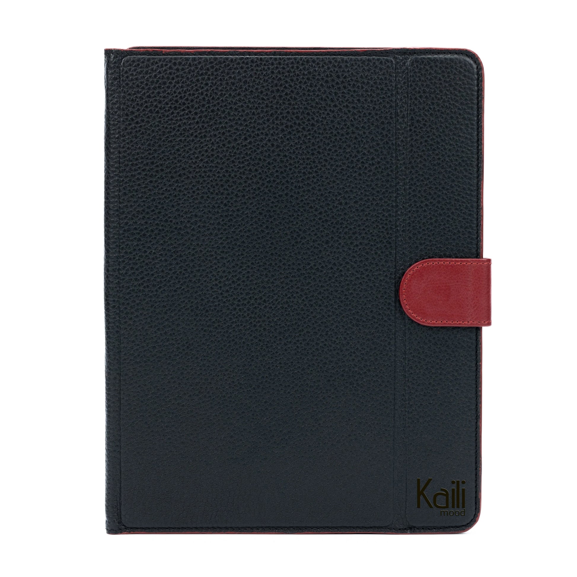 K0033AB | Custodia per Tablet Vera Pelle, pieno fiore, grana dollaro. Col.Nero con bordi Rossi. Chiusura con linguetta in contrasto. Dimensioni: cm 19,5 x 25,2 x 1. Confezione: Sacchetto Tnt - STREET STYLE