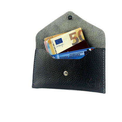 K0040AB | Sachet with flap Made in Italy in genuine full grain leather, dollar grain - Black color - Dimensions: 13 x 8 x 0.5 cm - Packaging: Rigid bottom/lid gift box - STREET STYLE