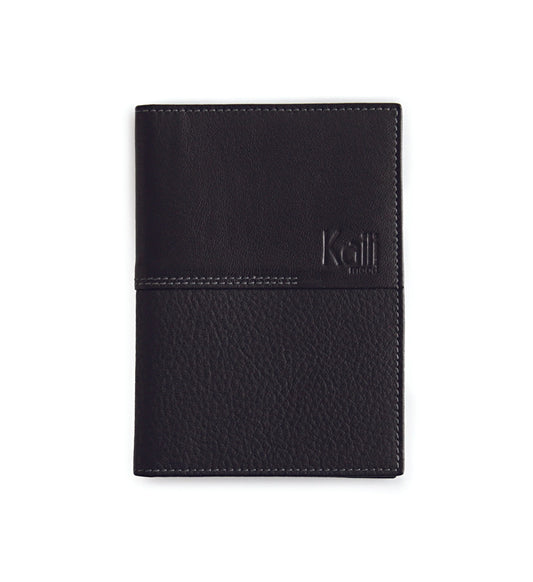 K10122AB | Document + Passport Holder in Genuine Full Grain Leather, dollar/smooth grain. Black colour. Dimensions when closed: 10 x 14 x 1 cm - Packaging: Rigid bottom/lid gift box - STREET STYLE
