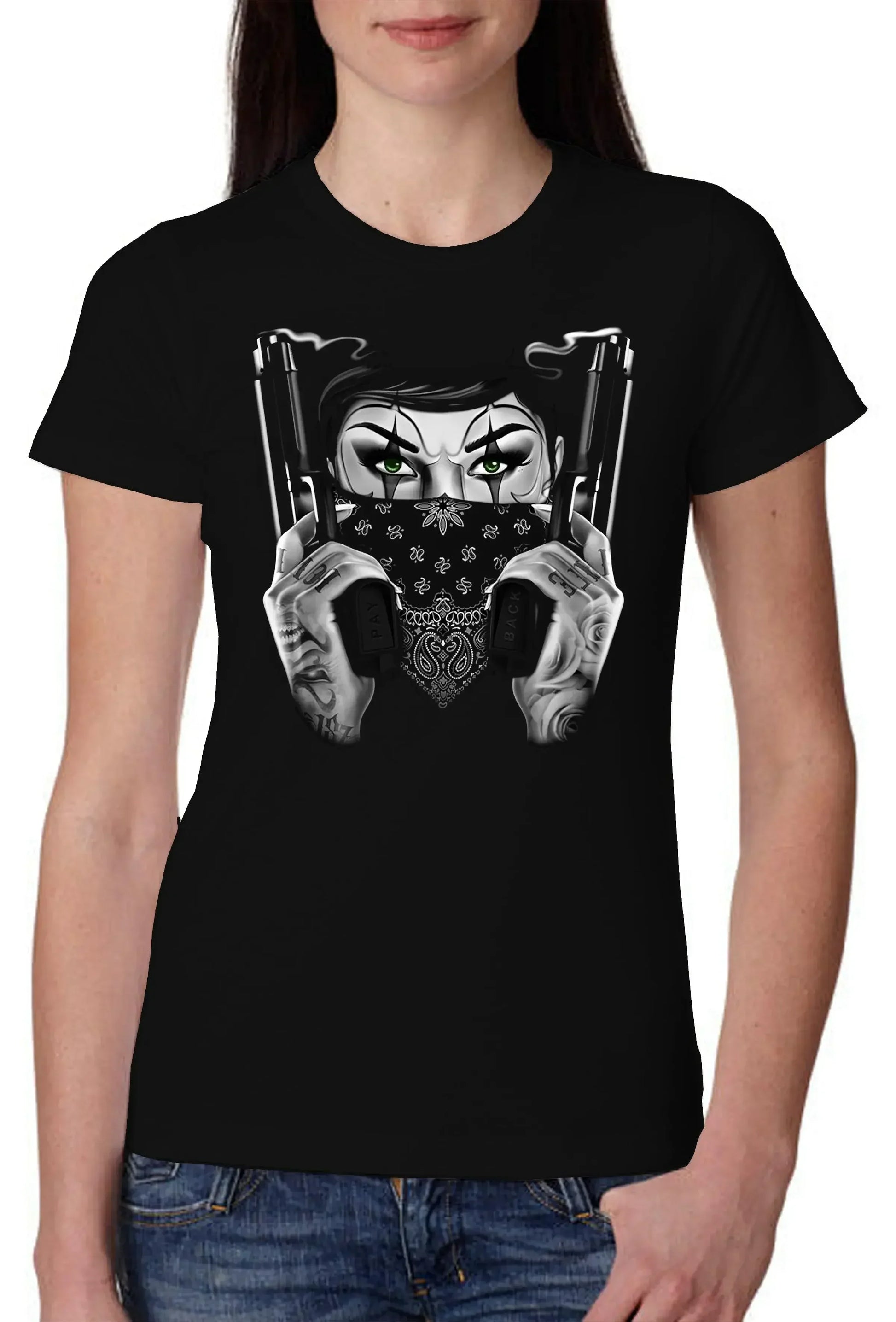 T-shirt nera streetwear in cotone pettinato con stampa grafica urban di donna tatuata con bandana e pistole
