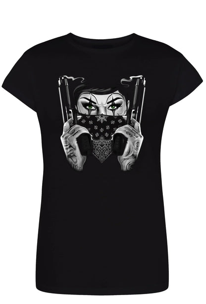T-shirt nera streetwear in cotone con stampa urban di donna tatuata, bandana e occhi verdi.