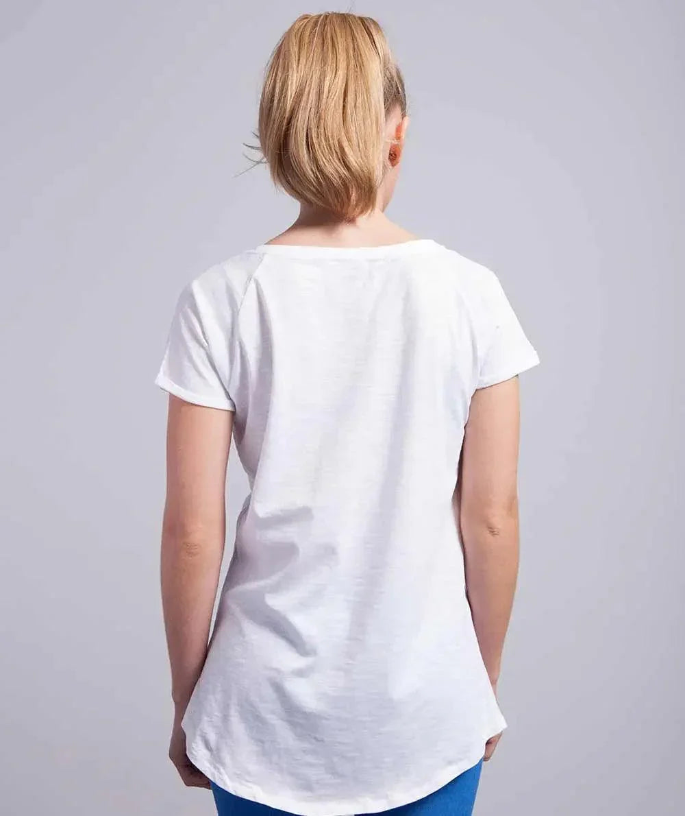 T-shirt donna bianca in cotone fiammato, maniche corte, stile streetwear urban, vista posteriore