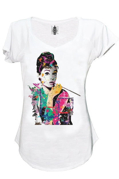 T-shirt donna bianca in cotone fiammato con stampa stilizzata colorata, stile streetwear urban.