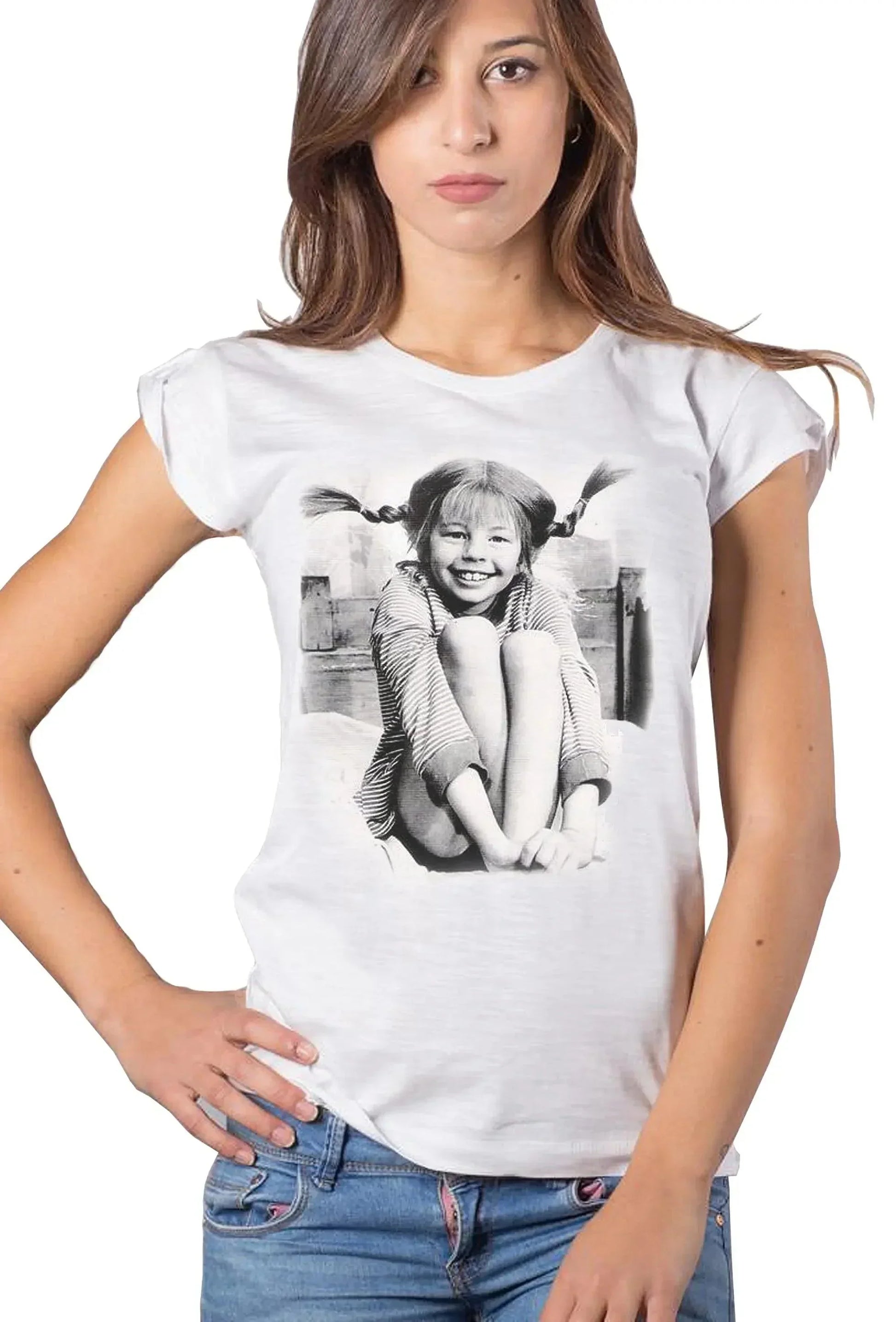 Donna con t-shirt bianca streetwear in cotone fiammato, stampa bambina con trecce, stile urban