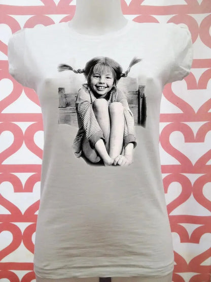 T-shirt urban bianca in cotone fiammato con stampa di bambina con trecce, streetwear