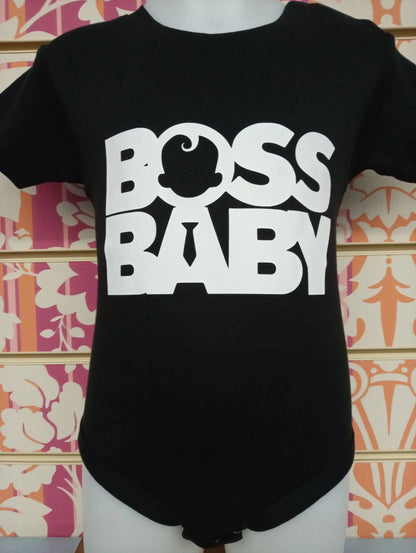 Body neonato nero in cotone, maniche corte, scritta urban bianca Boss Baby, stile streetwear.