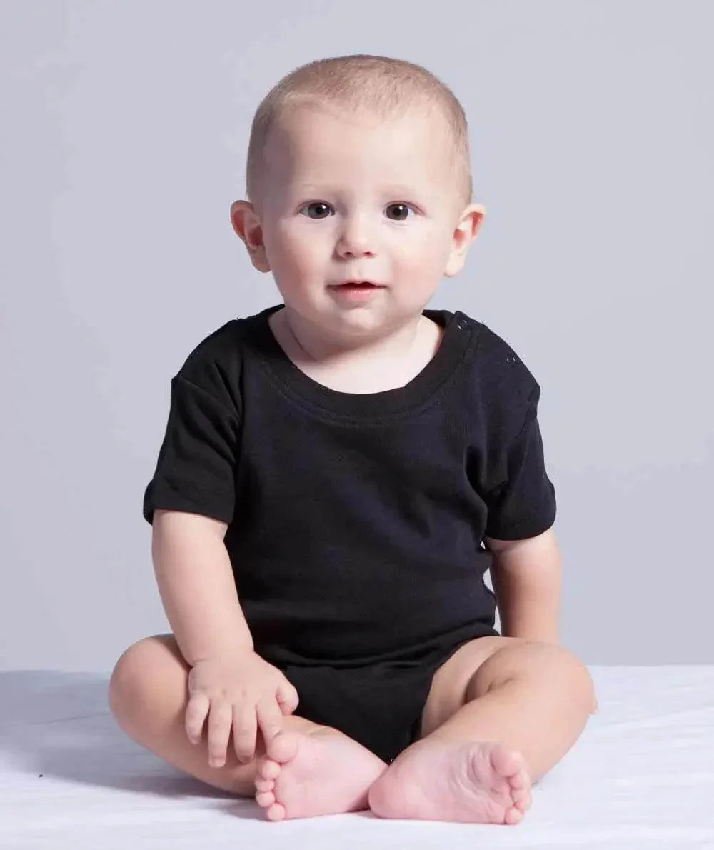 Body bambino nero a maniche corte in cotone, stile streetwear urban, seduto su sfondo chiaro.