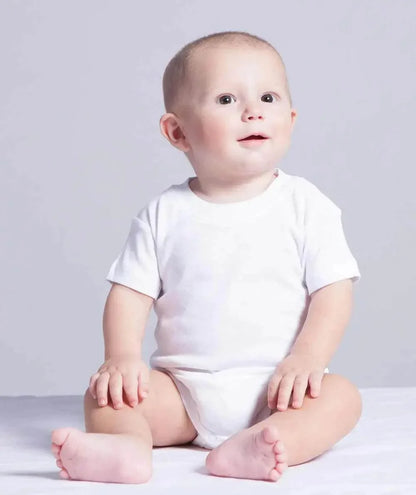 Body neonato bianco a maniche corte in cotone, stile streetwear urban, bambino seduto
