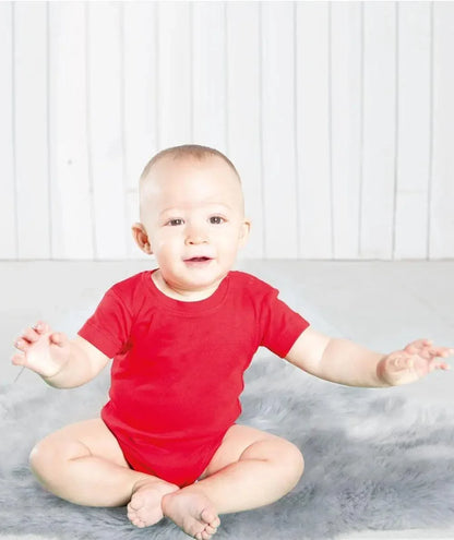 Body da neonato streetwear rosso, maniche corte, cotone, stile urban su fondo chiaro