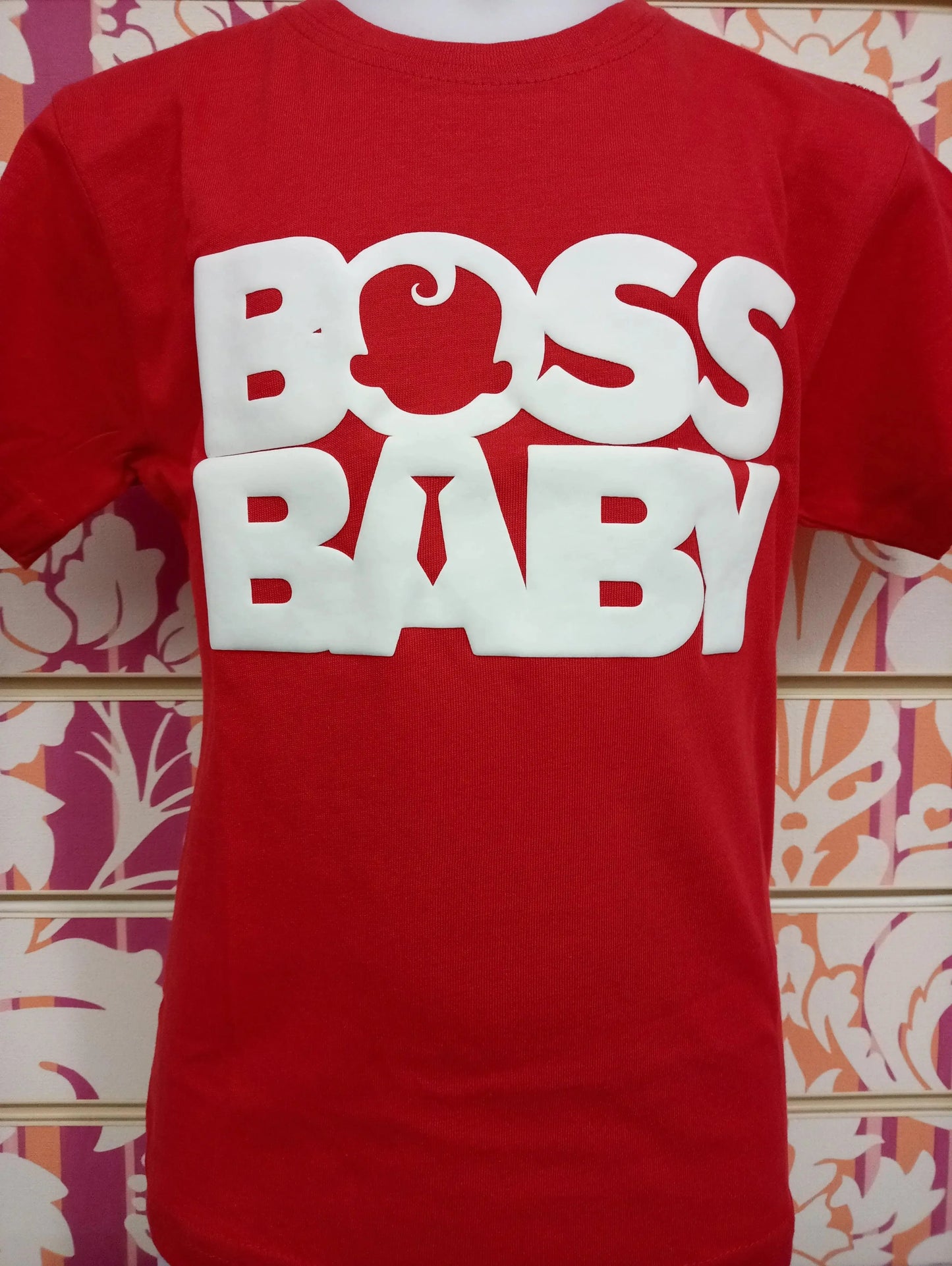 T-shirt streetwear rossa in cotone con scritta Boss Baby bianca, stile urban casual.