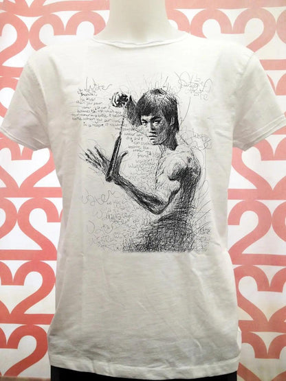 T-shirt uomo bianca streetwear in cotone fiammato con stampa artistica urban e ritratto stilizzato