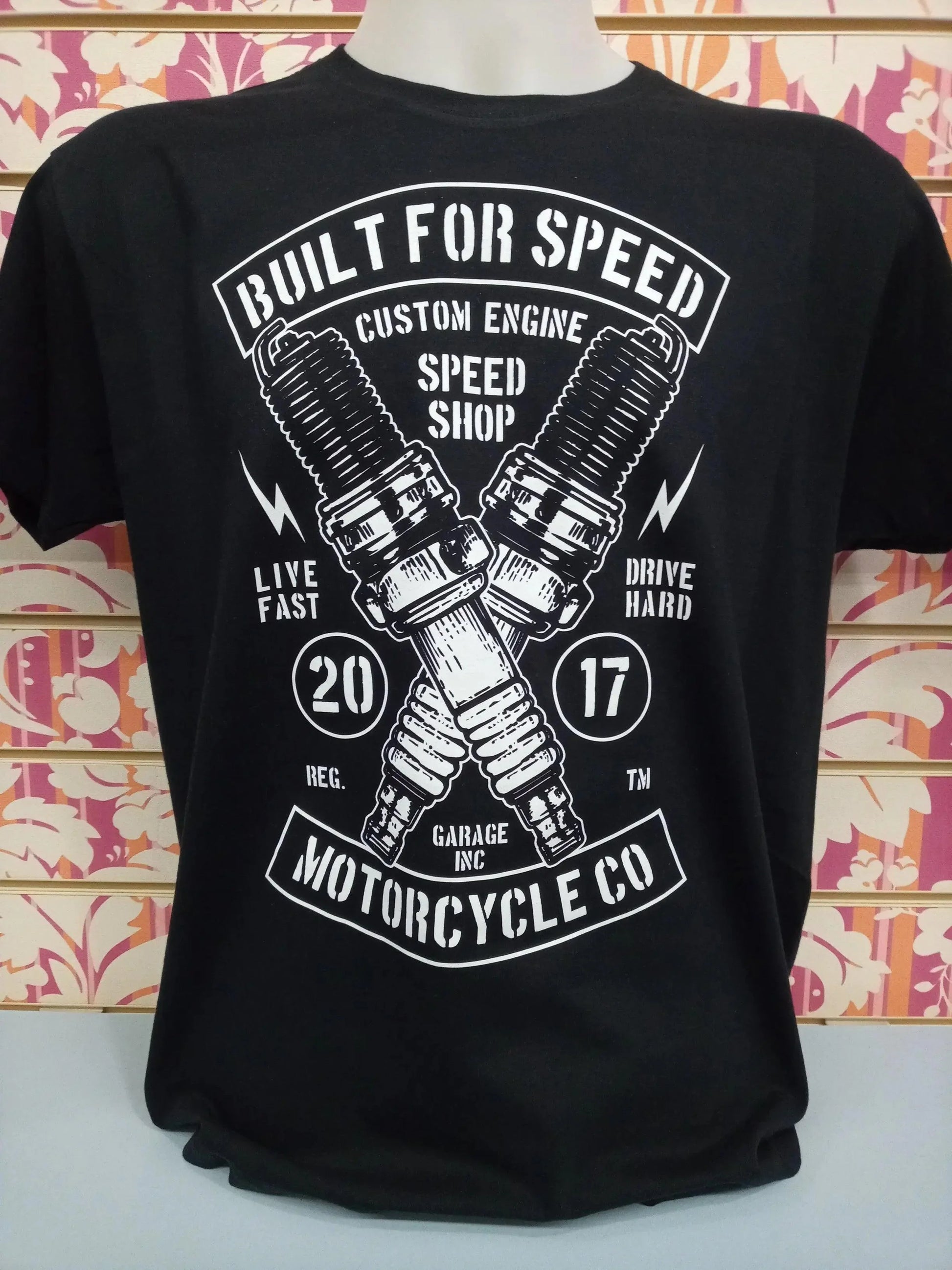 T-shirt streetwear nera in cotone con stampa bianca a tema motociclistico e stile urban