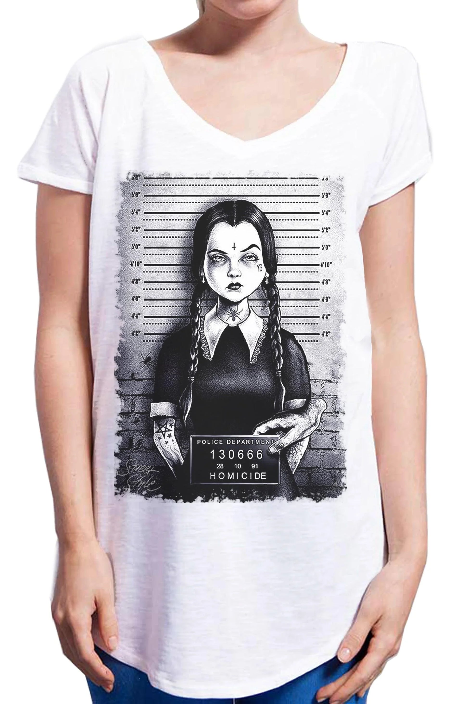 T-shirt donna urban bianca in cotone fiammato con stampa streetwear soggetto famoso in stile mugshot.