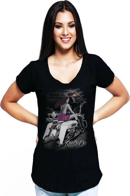 T-shirt nera donna streetwear in cotone con stampa moto, donna tatuata, stile urban